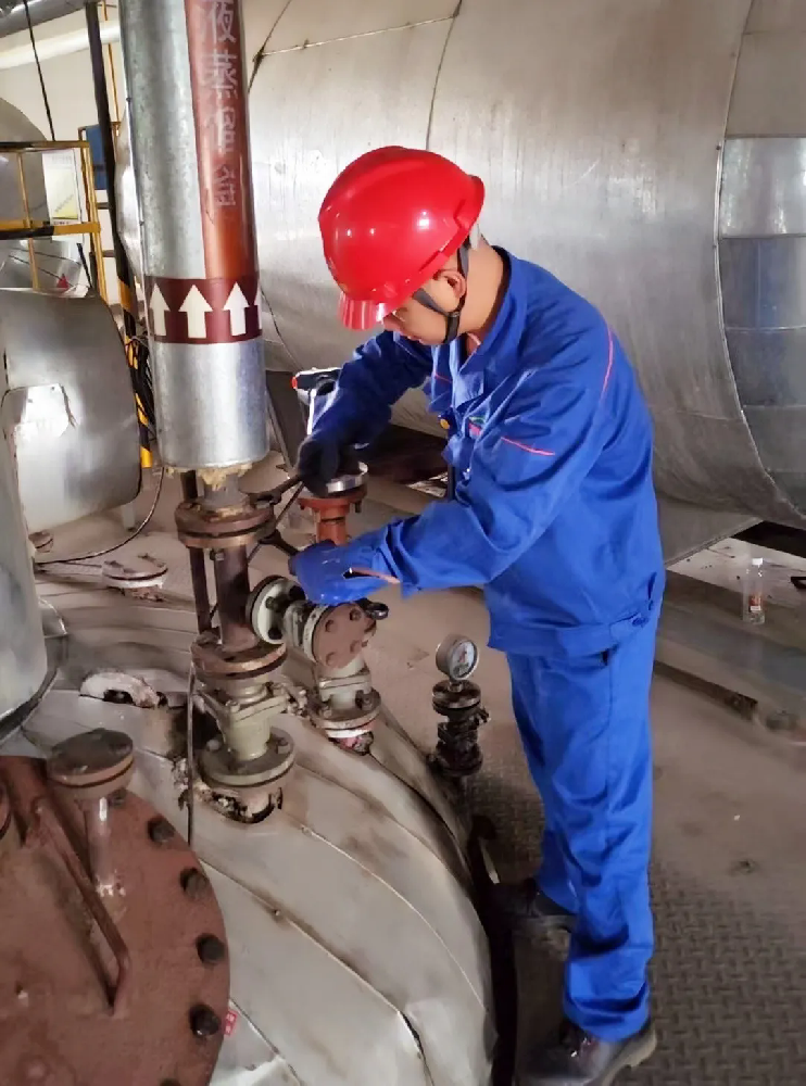 學(xué)有標(biāo)桿 趕有方向——記二苯醚廠(chǎng)李斌與張學(xué)琴的奮斗故事